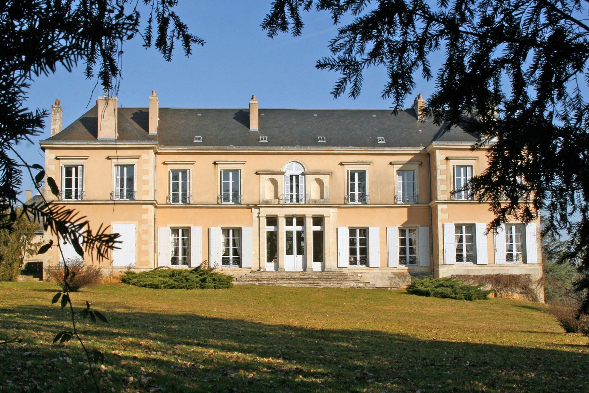 castle 15 rooms for sale on Poitiers (86000)