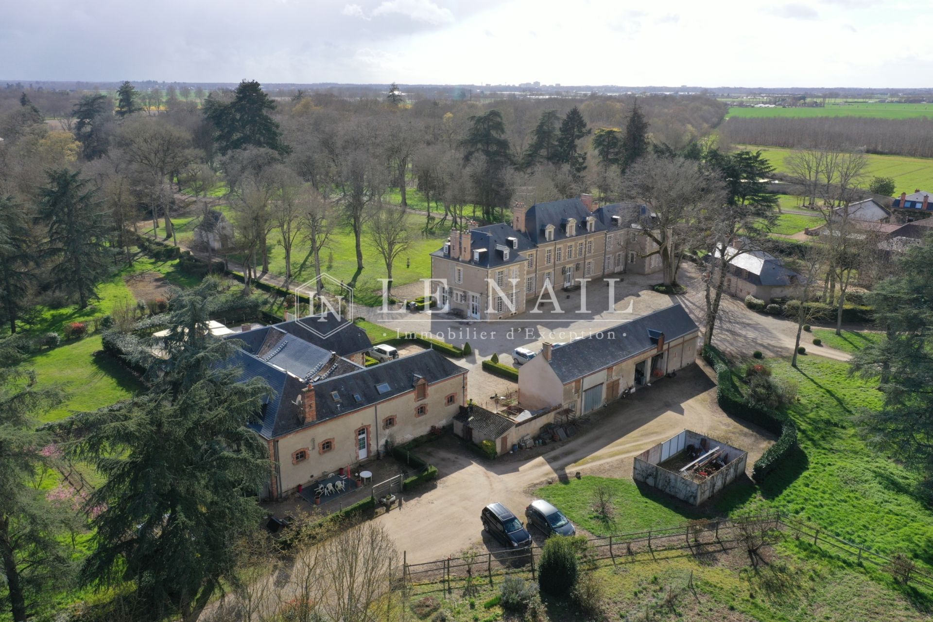 Ch Teau Xixe Si Cle Avec Parc De Ha Dans Le Val De Loire Vendre Orl Ans