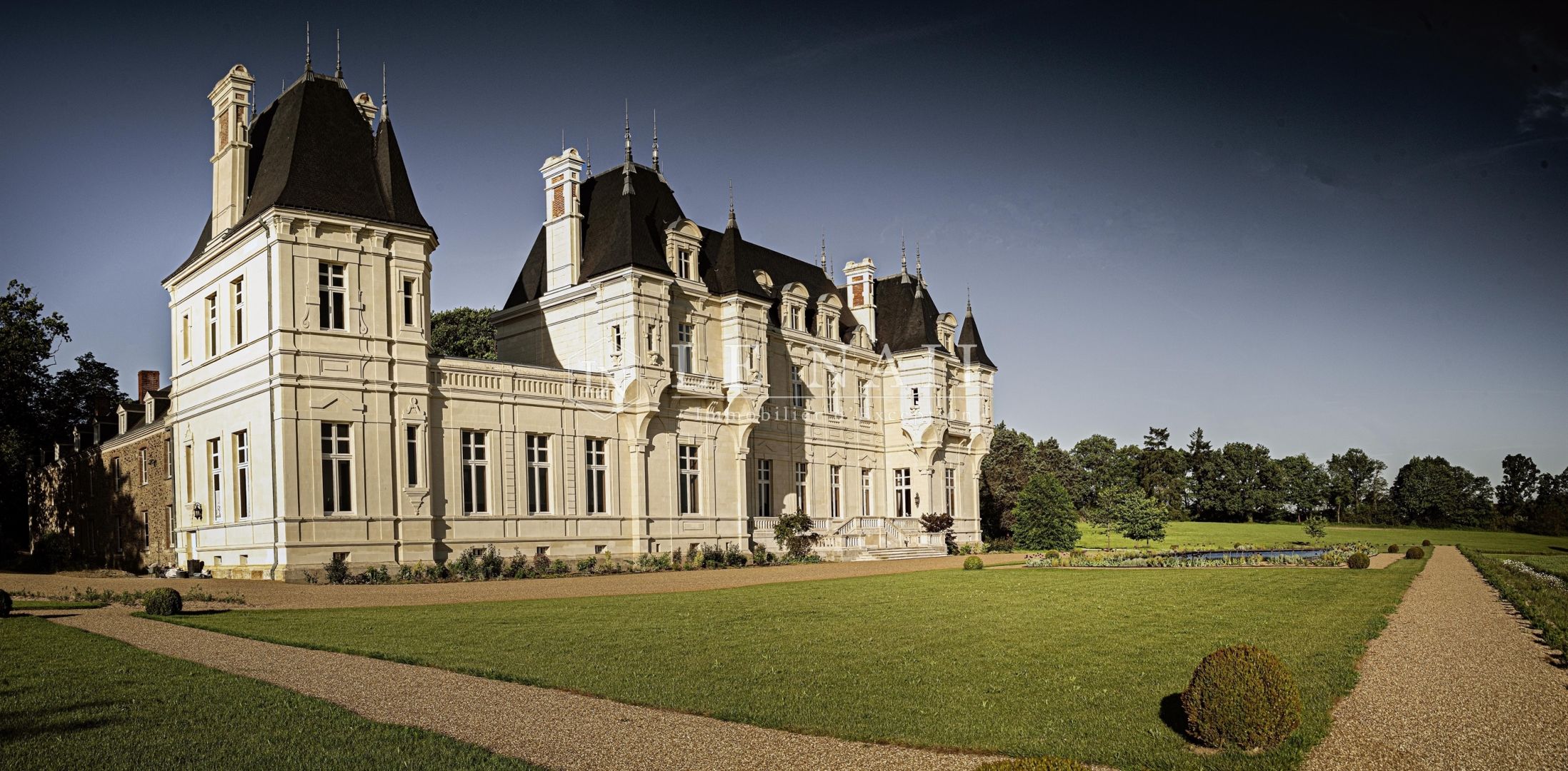 castle 25 rooms for sale on LE LION D ANGERS (49220)