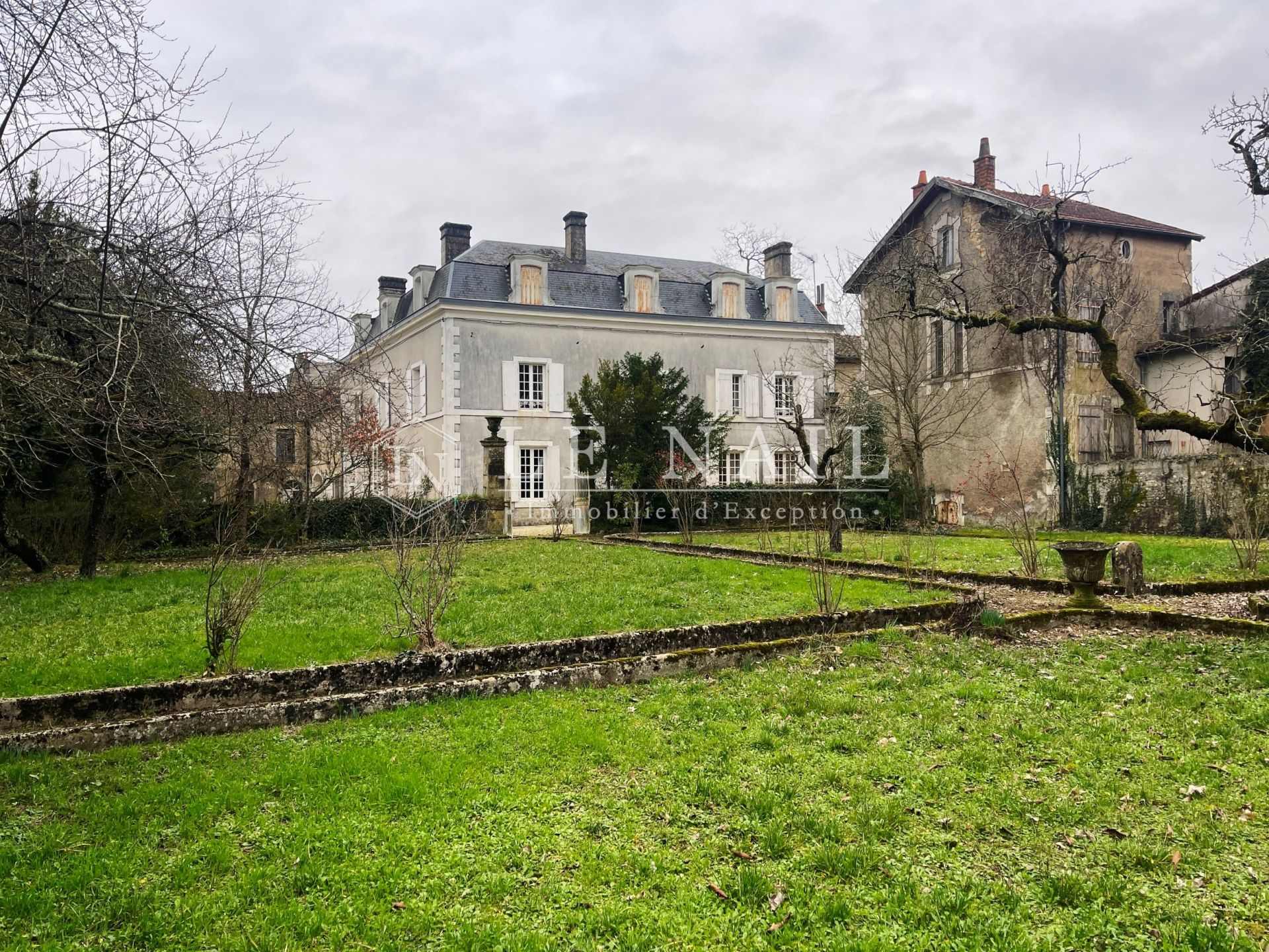 maison de ville 13 pièces en vente à RUFFEC (16700)