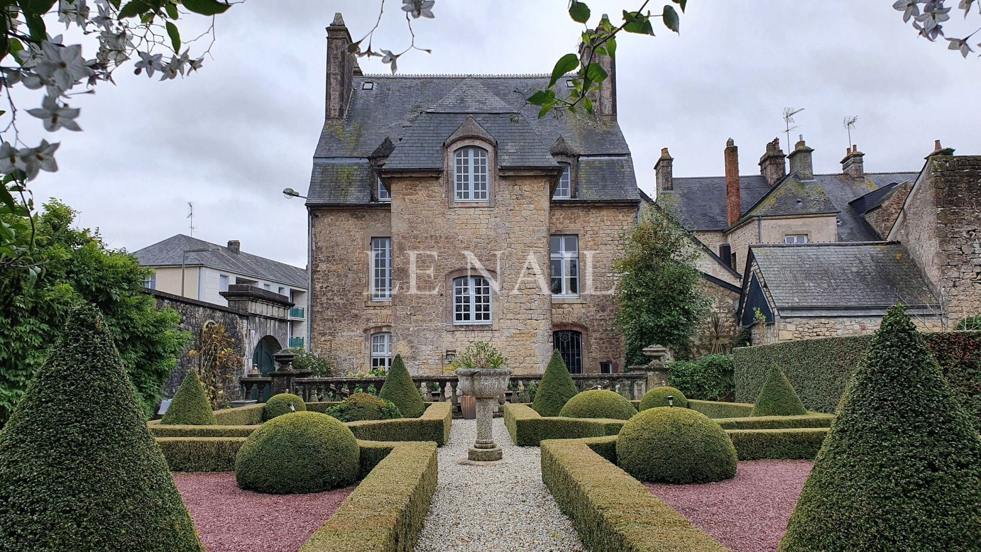 mansion (hôtel particulier) 10 rooms for sale on VALOGNES (50700)