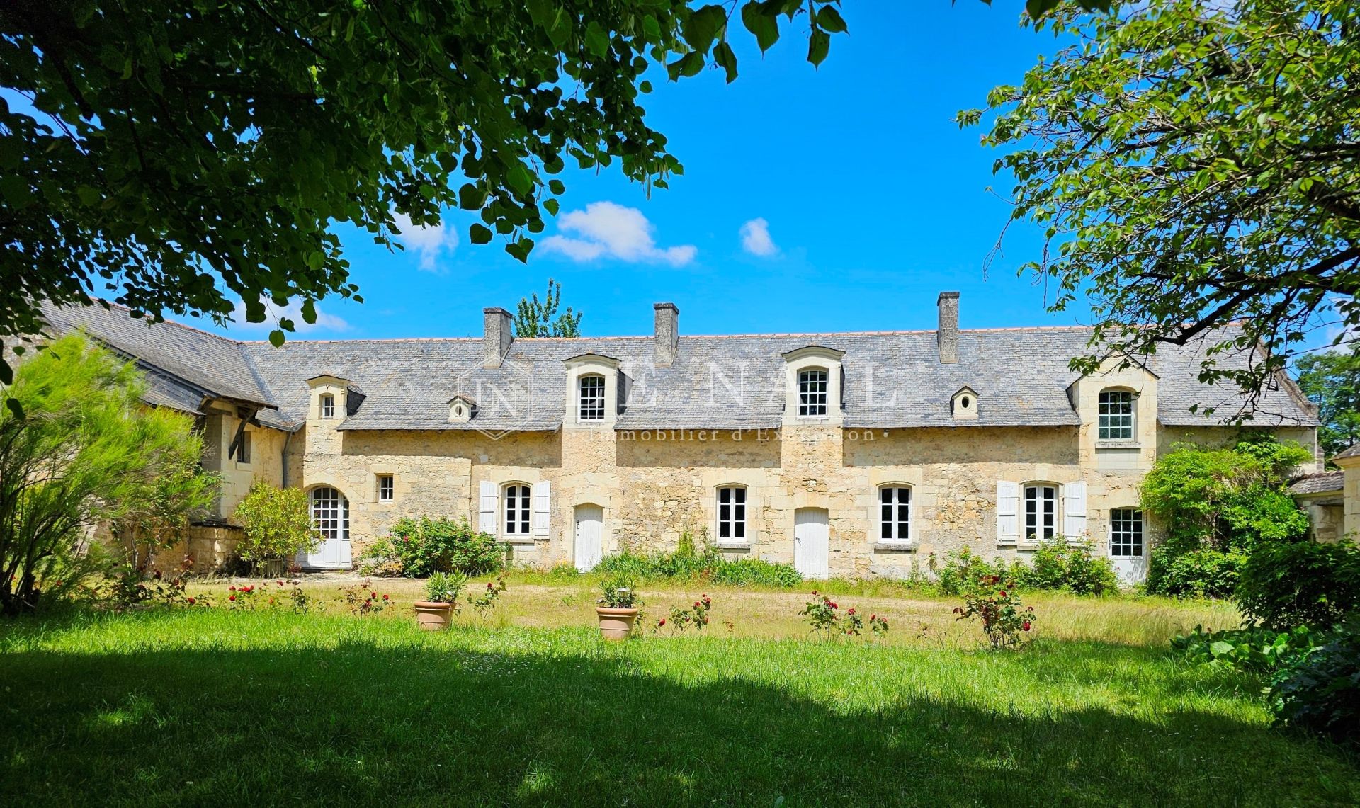 long house 9 rooms for sale on SAUMUR (49400)