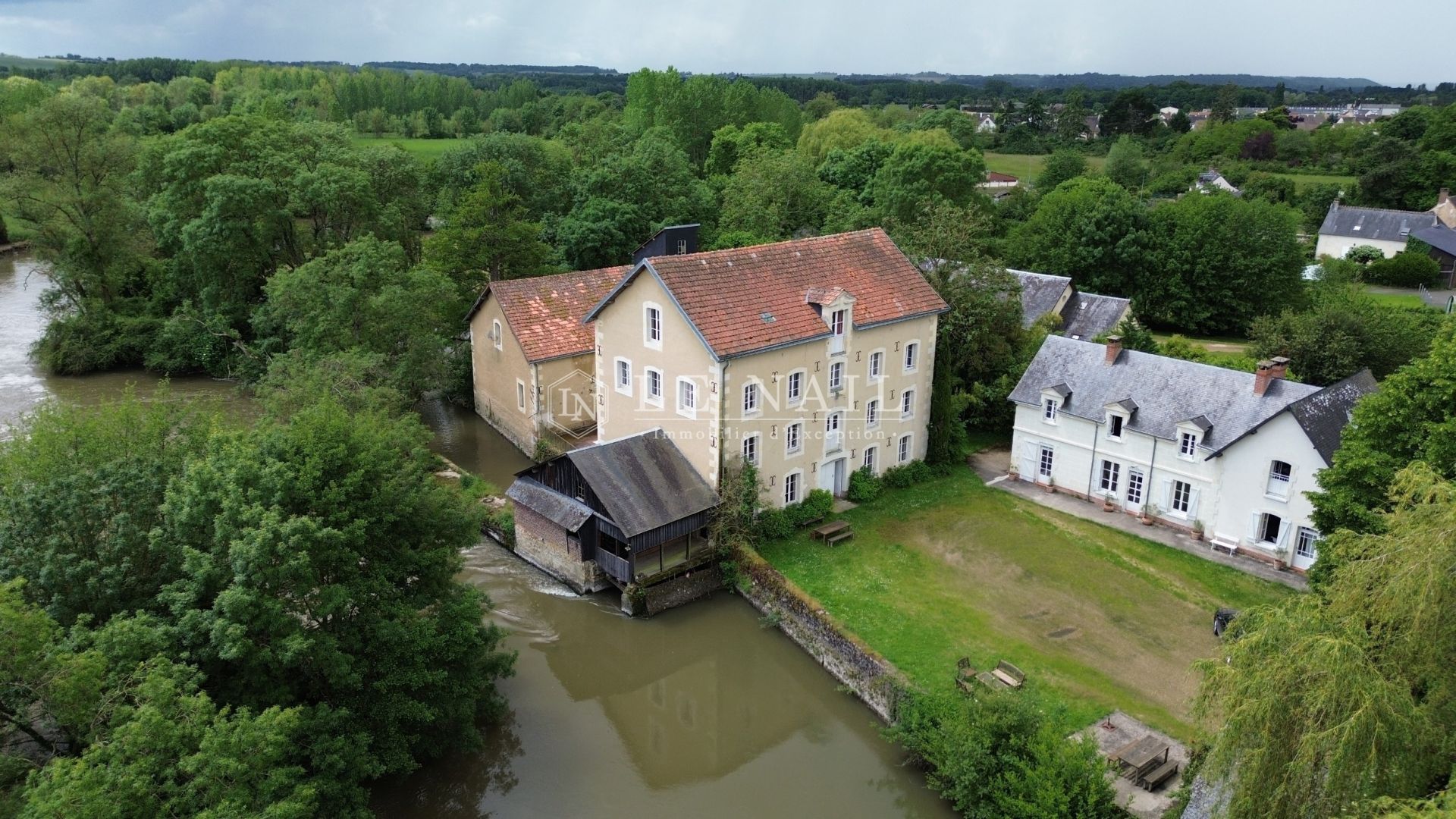 property 20 rooms for sale on LA CHARTRE SUR LE LOIR (72340)