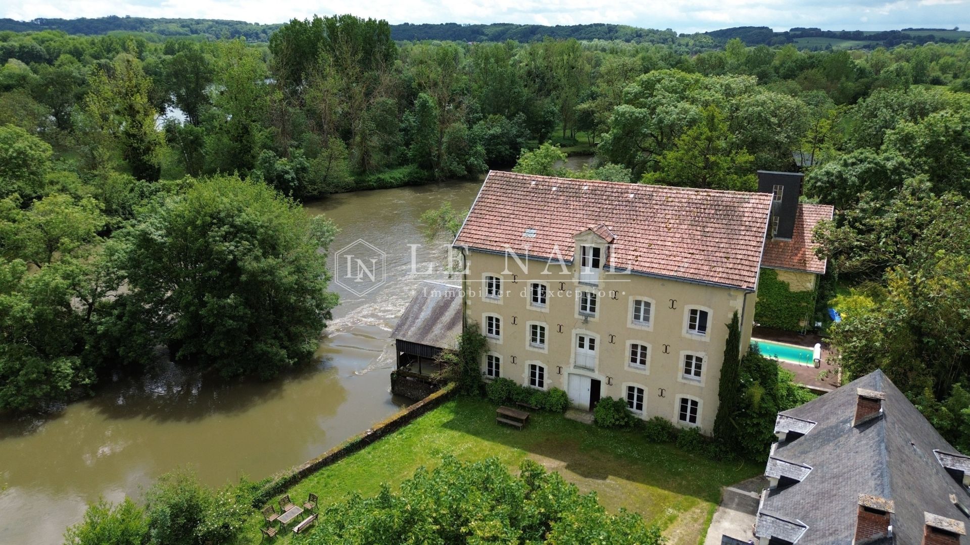 property 20 rooms for sale on LA CHARTRE SUR LE LOIR (72340)