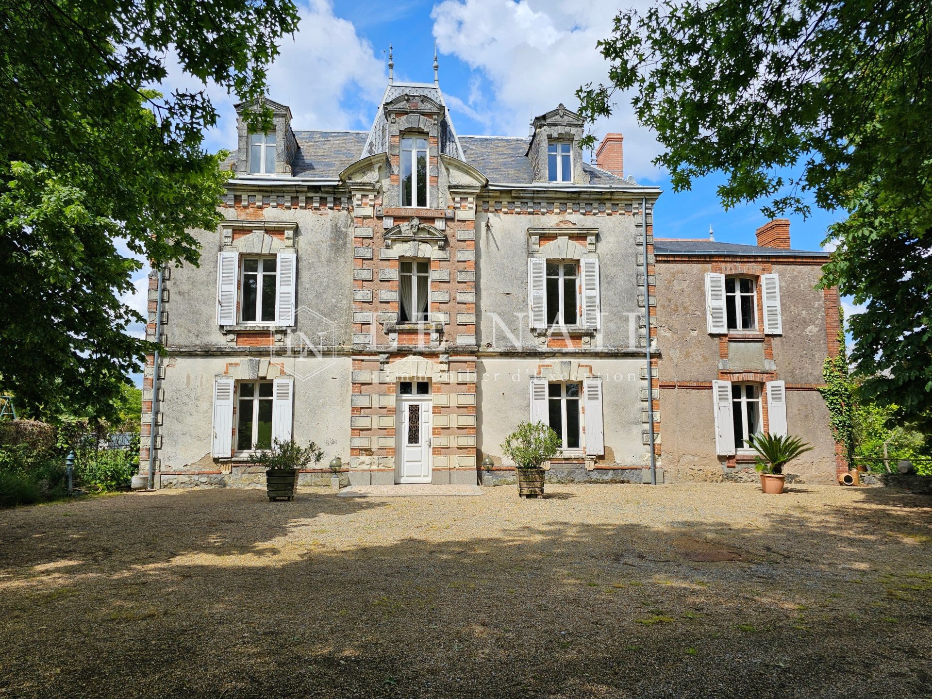 mansion 12 rooms for sale on ANGERS (49000)