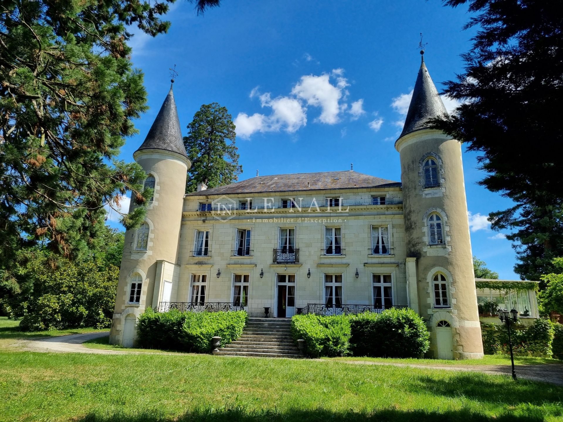 castle 15 rooms for sale on CHATELLERAULT (86100)