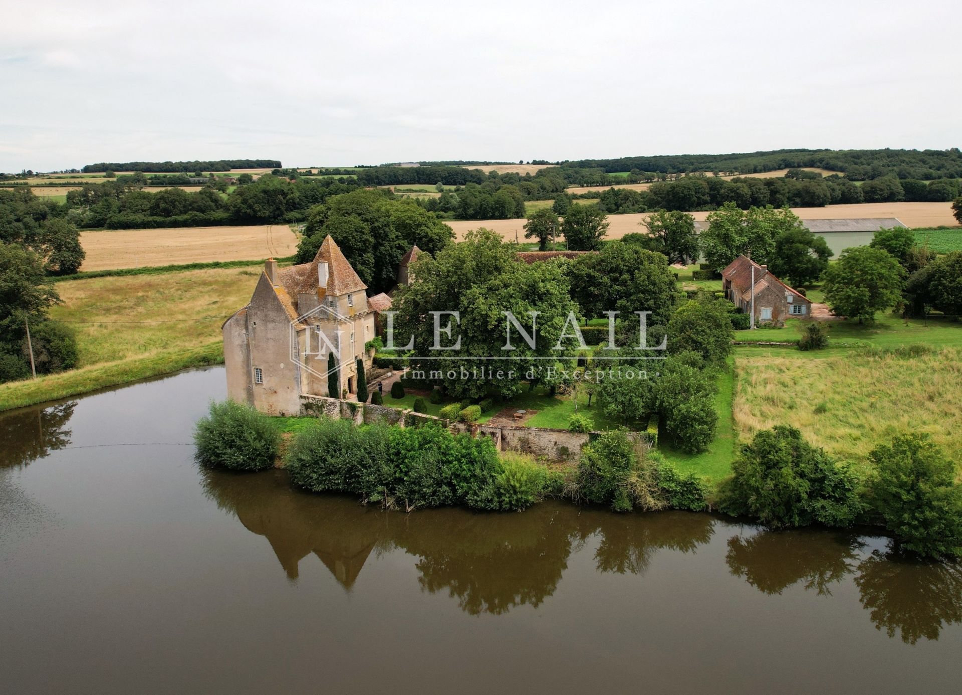 castle 6 rooms for sale on AINAY LE CHATEAU (03360)