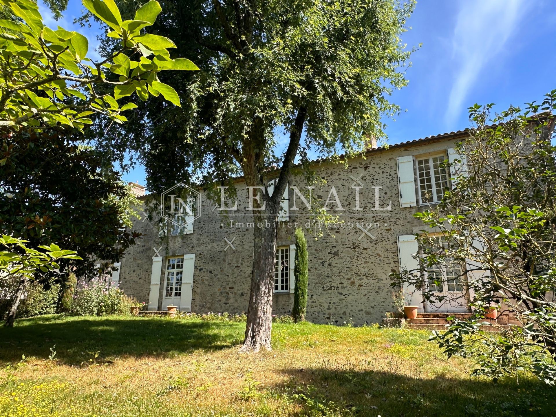 house 14 rooms for sale on LA ROCHE SUR YON (85000)