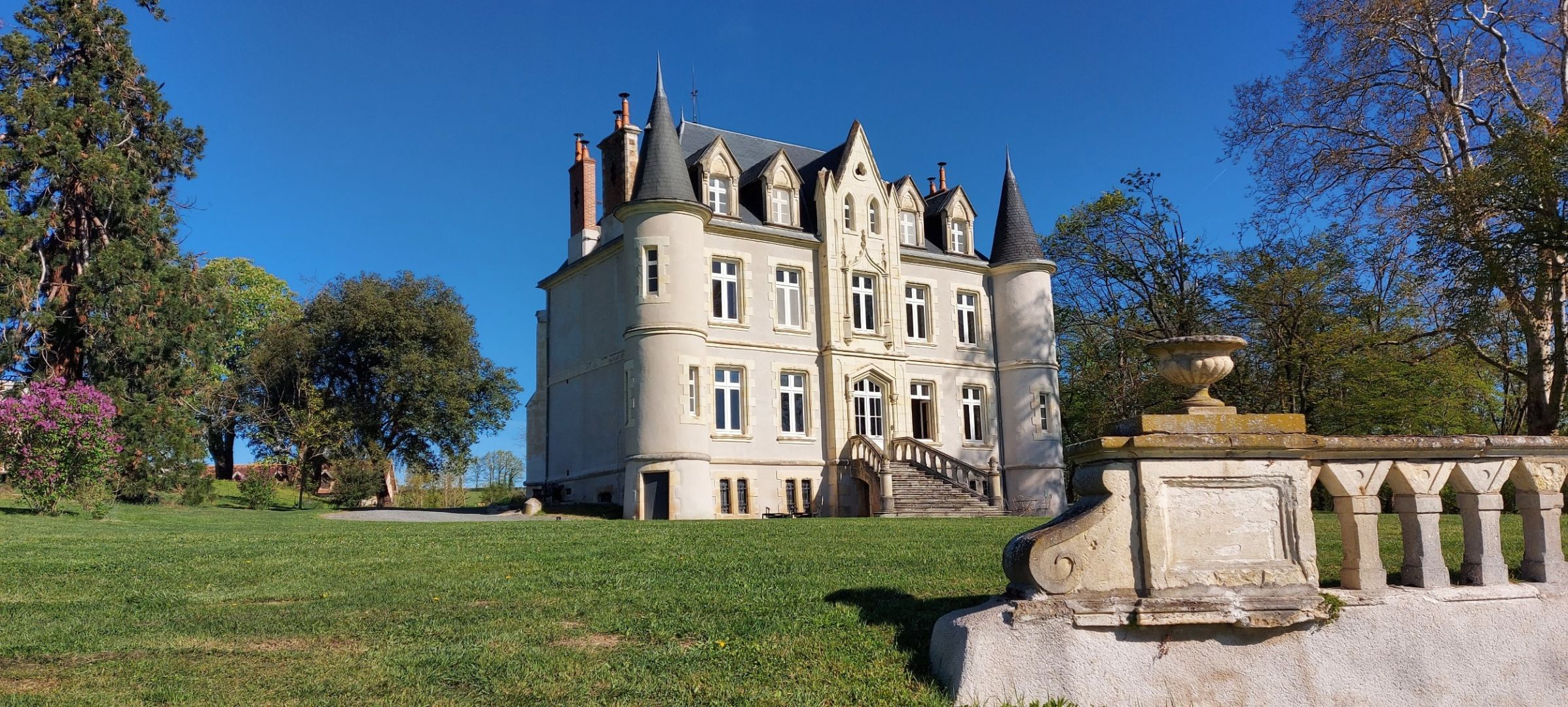 castle 12 rooms for sale on MONTLUCON (03100)