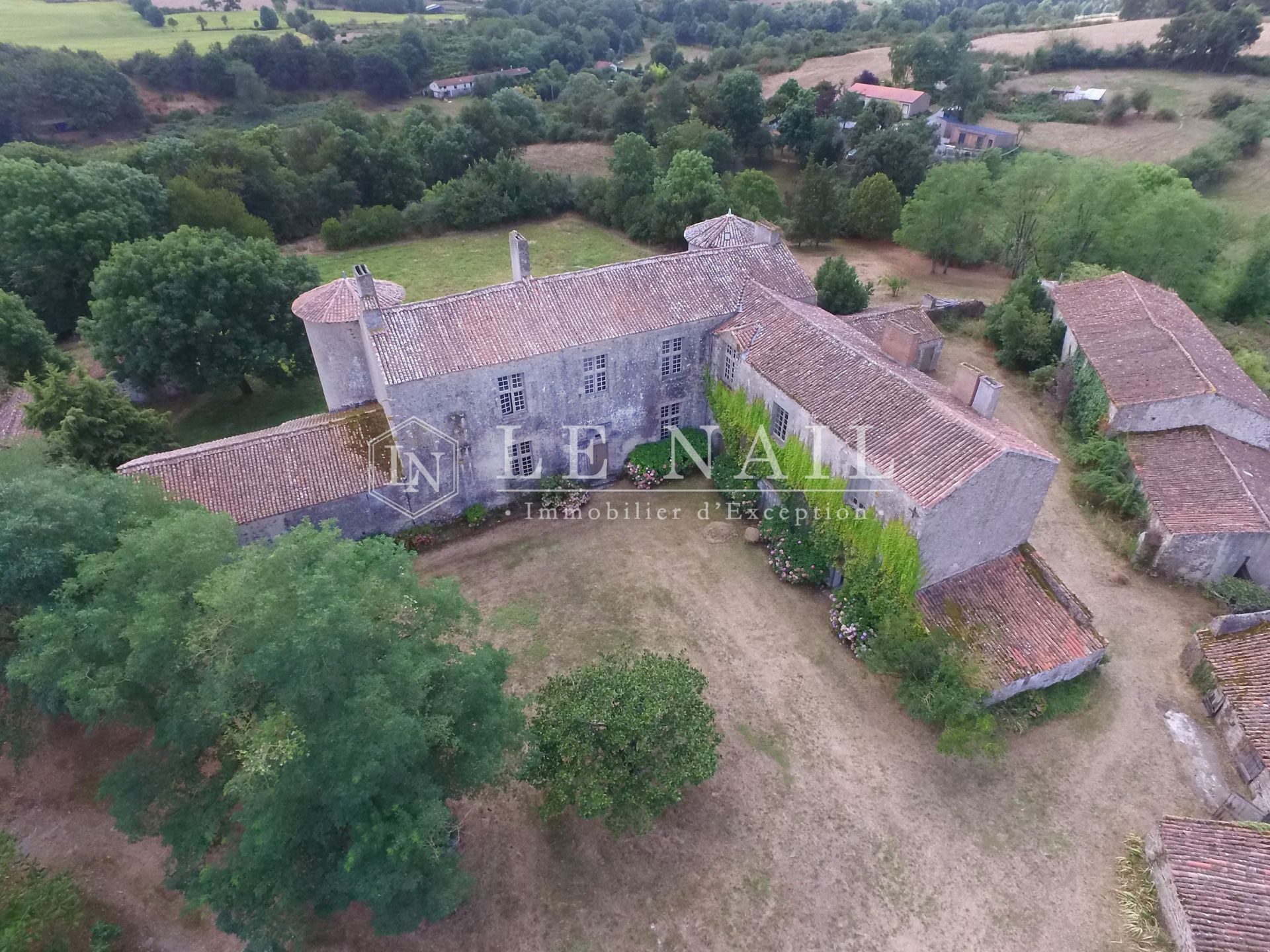 castle 12 rooms for sale on PARTHENAY (79200)