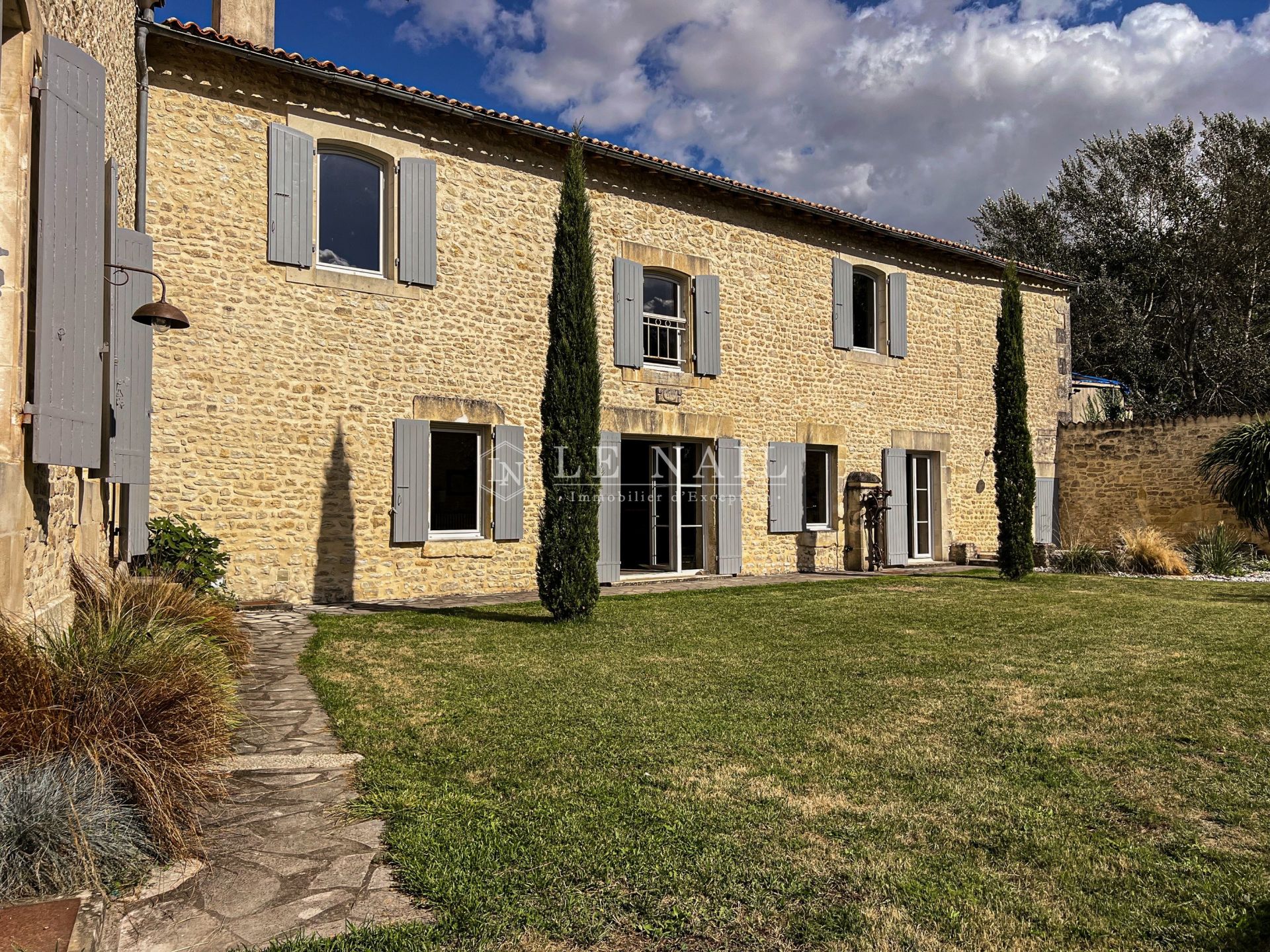 maison de ville 10 pièces en vente à ST JEAN D ANGELY (17400)