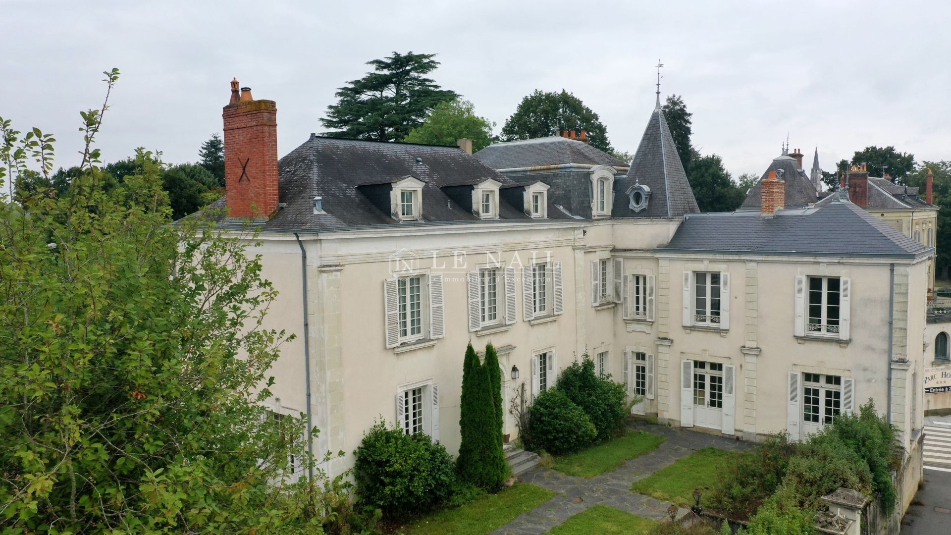 hôtel particulier 13 pièces en vente à CHATEAU GONTIER SUR MAYENNE (53200)