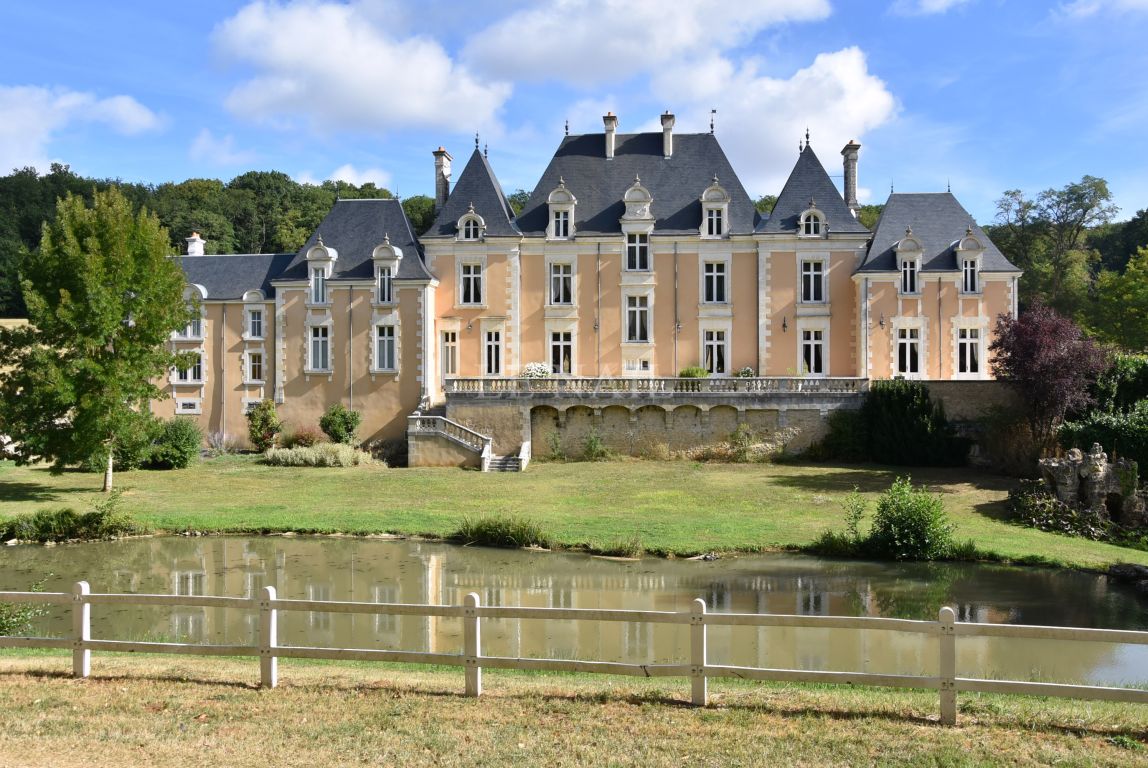 château 22 pièces en vente à POITIERS (86000) - Plus de details