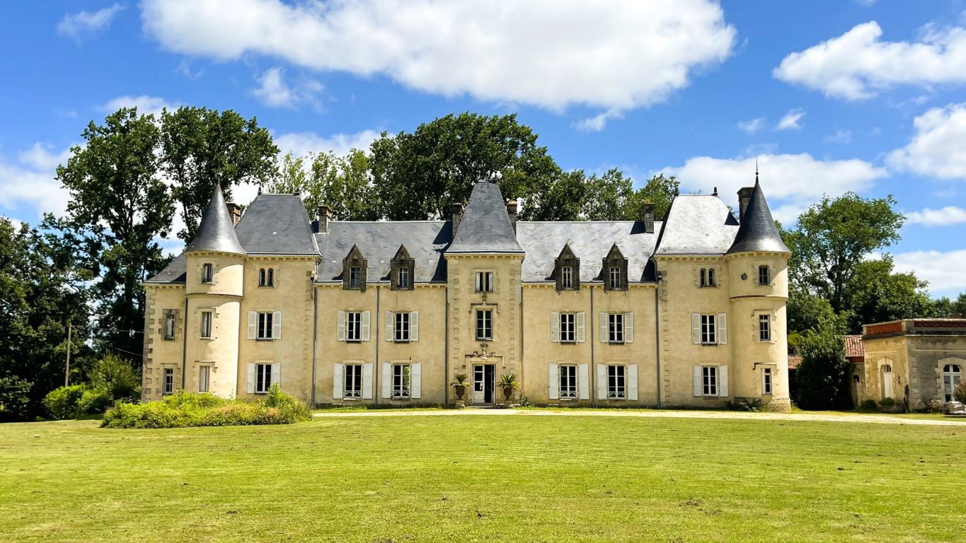 château 13 pièces en vente à FONTENAY LE COMTE (85200) - Plus de details